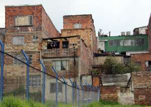 Barrio San Cristóba، مرکز Bogotá. تمامی خانه های نشان داده شده نیازمند بهسازی اساسی می باشند.