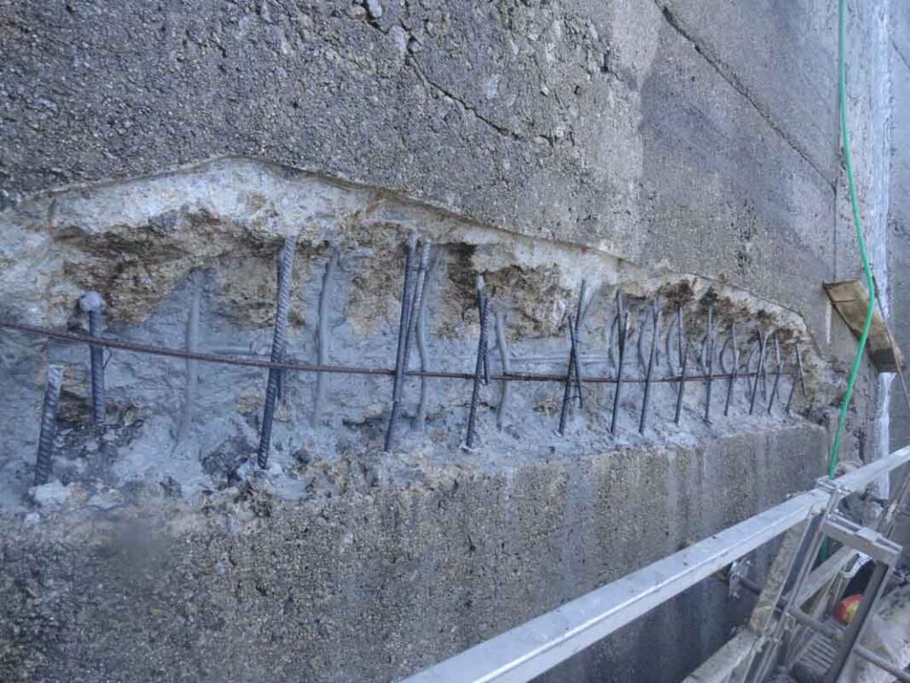 concrete-wall-of-dam-repair-using-repair-mortar-AFZIR-CO1