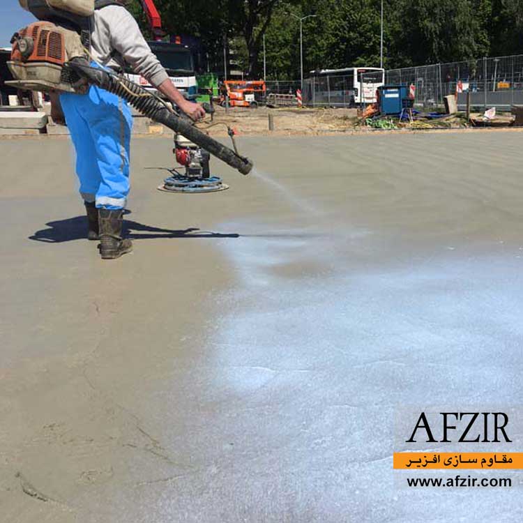 Applying-Concrete-Curing-Compound-AFZIR-Co.jpg عمل آورنده و نگهدارنده بتن
